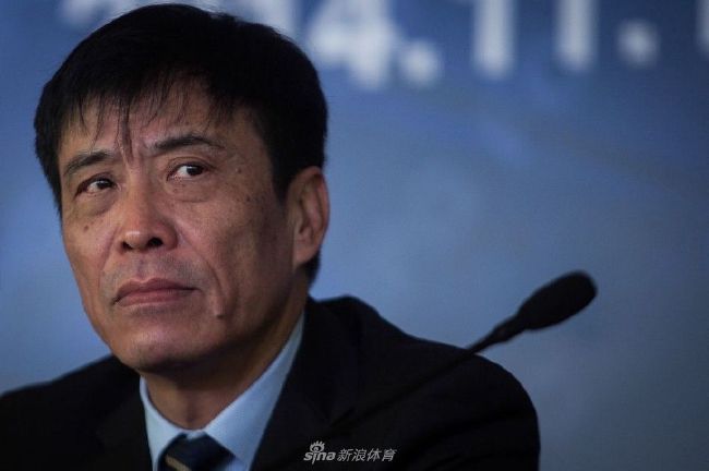 第33分钟，福登突入小禁区，卡明斯基出击将球没收。